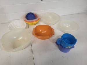 Miscellaneous Tupperware & Lid Set