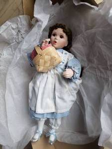 lot 3 image: Wizard of Oz Dorothy Doll by Franklin Heirloom Dolls