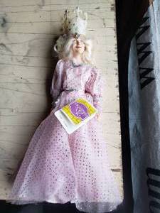 lot 8 image: Hamilton Gifts Wizard of Oz Glinda Doll