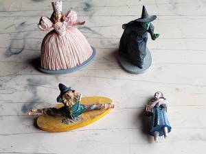 lot 24 image: Lot of 4 Damaged Wizard of Oz Figurines