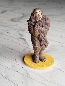 lot 27 image: Cowardly Lion Figurine