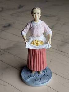 lot 30 image: Auntie Em Figurine