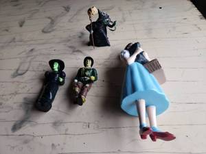 lot 34 image: Wizard of Oz Dolls and Figures