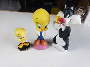 lot 168 image: Tweety and Sylvester Bubble Bath Bottles
