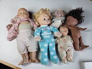 lot 252 image: Lot of Dolls
