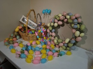 lot 41 image: Easter DeCor