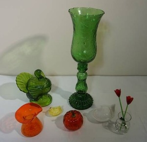 lot 46 image: Vintage Colored Glass Turkey Nesting Hen Pumpkin Vase