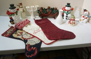 lot 73 image: Collectible Holiday DeCorSnowmen, Stockings...