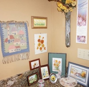 lot 108 image: Wall DeCor Dried-Pressed Floral, Wool, Seashell, Pottery Etc.