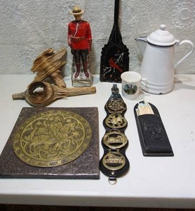 lot 112 image: Vintage Unique Tabletop and Wall DeCor...