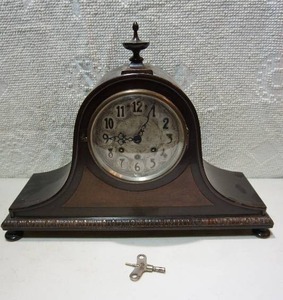 lot 113 image: Antique Mantel Clock wKey