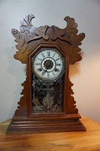 lot 9 image: Antique Mantle Clock Waterbury Clock Co. wKey