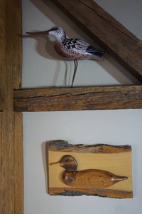 lot 17 image: Live-Edge Wood Carved Duck Wall Art, Hand-Painted Snipe()