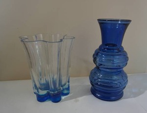 lot 37 image: Cobalt Blue Graduating Sea Glass Vase, Blue Glass Flower Vase Marked USA