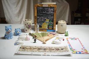 lot 137 image: Collectible Glass Porcelain Chalkboard Cat