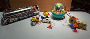 lot 148 image: Vintage Childrens Toy BO Tin Train, Pull Toys, Jumbo Rolling Ball