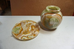 lot 168 image: Collectible Green Swirl Onyx Ginger Jar Vase Bowl and Plate