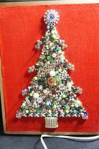 lot 198 image: Lighted Trinket Christmas Tree