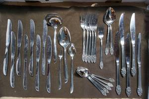 lot 213 image: Oneida Community Plate Stainless Steel Silverware Twin Star Pattern #561 and Vinland Pattern