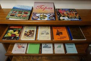 lot 248 image: Vintage Cookbook Souvenir Collection