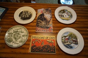 lot 250 image: Collectible Souvenir Plates and Kitty Books