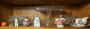 lot 262 image: Collectible Glass Service-Ware Crystal Prism Pedestal Cake Platter, Vintage Lefton Americana Tea Rose Cream & Sugar, Souvenir Salt & Pepper Etc