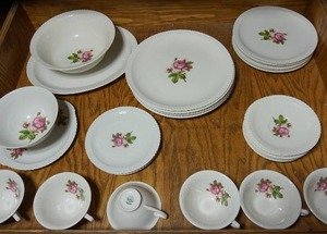 lot 265 image: Collectible China Table-Ware Shelledge Syracuse China Penelope Pattern Rose