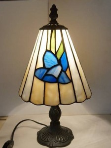 lot 273 image: Cute Small Tiffany-Style Table Night Light