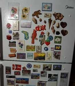 lot 278 image: Huge Collection of Refrigerator Magnets Vintage, Souvenir Etc.