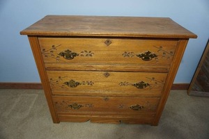lot 338 image: Antique Furniture...Spoon Carve Three-drawer Dresser Commode