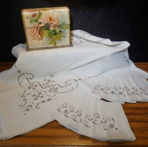 lot 402 image: Vintage Textiles...T.S.& T. Coordinating Table Linen Etc.