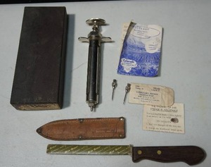 lot 420 image: Collectible Vintage Colorado Biologicals One Shot  Vaccine Injector Syringe By B-D Becton, Dickson & Co. 2 Rutherford New Jersey USA. wTwo 16 Gauge Needles...WOAHHHH
