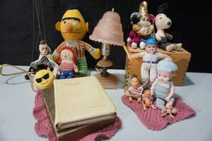 lot 432 image: Vintage Collectible Toys Etc.