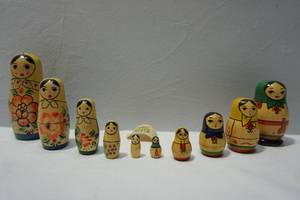 lot 433 image: Vintage Russian Nesting Dolls...Two Sets