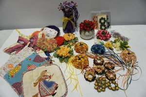 lot 437 image: Vintage Collectible DeCor Floral Accents Etc