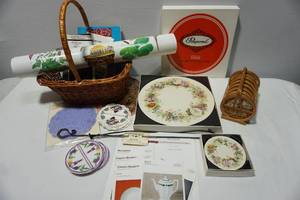 lot 440 image: Home Accents Table DeCor and More