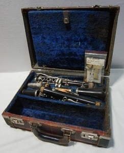 lot 472 image: Vintage Musical Instrument Clarinet Original Case BUNDY