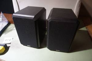 lot 572 image: Cabinet Bookshelf Speakers