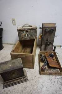 lot 590 image: Vintage Wood Projects