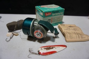lot 606 image: The Fishermans Lot Vintage Heddon Precision Spin Casting Reel Box