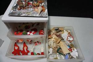 lot 690 image: Holiday Decor