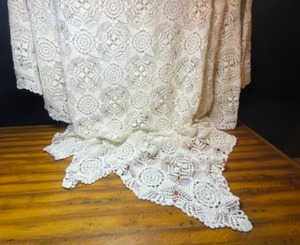 lot 724 image: Vintage Crocheted Textile Extra-Large Tablecloth Bedspread Duvet...