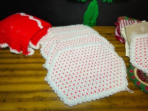lot 730 image: Holiday Christmas Linens