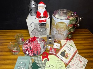 lot 733 image: Holiday Christmas DeCor Linen Textile Cookbooks Etc.
