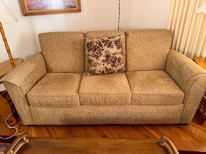 lot 1 image: Flexsteel Couch Measuring 78 x 36 x 35