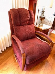 lot 8 image: Upholstered Recliner 27 x 34 x 42