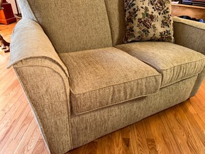 lot 18 image: Flexsteel Loveseat 59x36x35