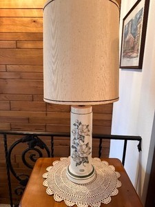 lot 34 image: Vintage MCM Cylinder Hand Painted Floral Themed Table Lamp with Shade