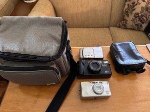 lot 32 image: Variety of Vintage Cameras