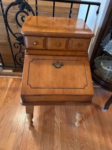 lot 35 image: Vintage MCM Slant Top Storage End Table